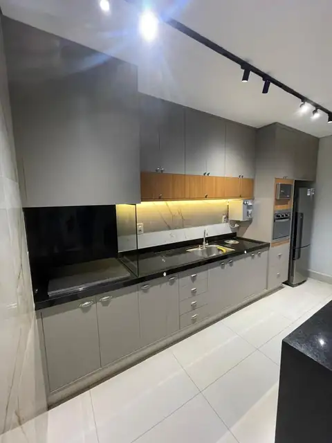 Cozinha planejada linear com armários e iluminação